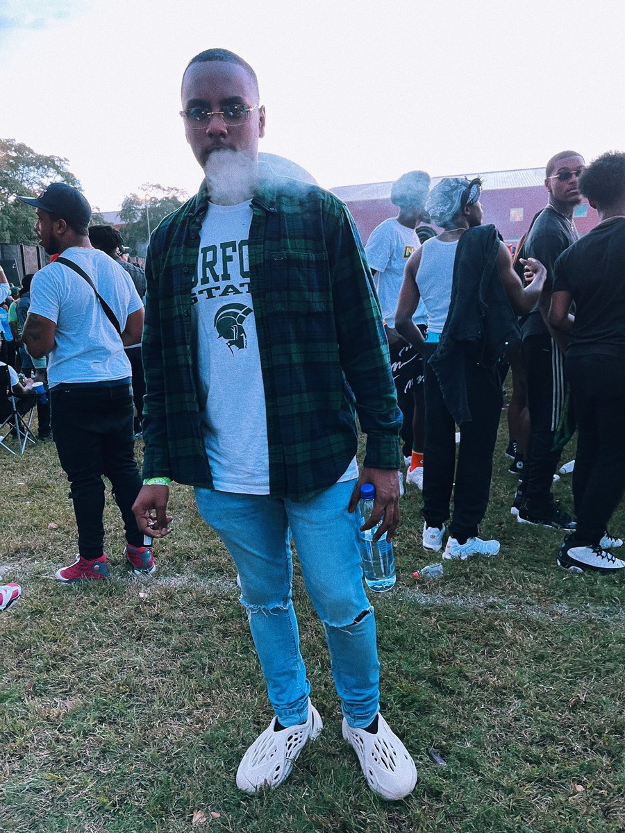 KEE2THECITY_'s tweet photo. Grass greener on the other side #nythc #alumstatus https://t.co/0u6qA6lDHA