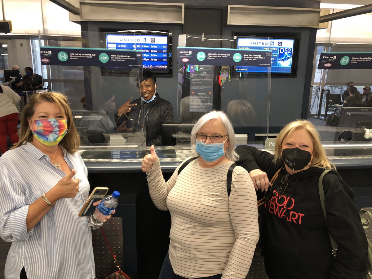 tscott1502's tweet photo. Meet Ms. Leona Lee, of United Airlines’ customer service team at the Las Vegas McCarran International Airport. I watched, listened, and observed as she calmly resolved what would have been a stressful issue for three of her valued guests. https://t.co/8nOOpGQYVG