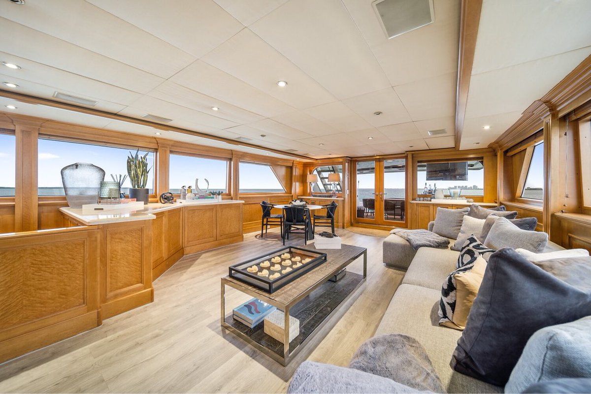 thejasminecox's tweet photo. If you’re ever in Miami &amp; need yachts &amp; jet skis contact me! I work with all budgets starting at $1,000. You won’t find a better deal guaranteed! Here’s one of our 124 foot yachts 😍 https://t.co/fe5paeL7n2
