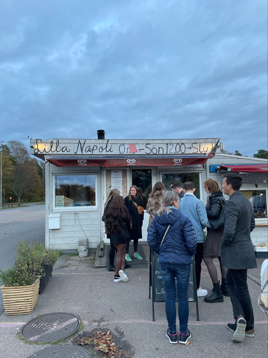 ErikaMessing's tweet photo. Godast är den. Både pizzan och stämningen. Osannolikt att det finns nån annan lika genomtänkt ogenomtänkt restaurang som Lilla Napoli i Falkenberg. Lika mycket succé som svårt att kopiera. 

#pizza #bästapizza #lillanapoli #falkenberg https://t.co/BNhvzkjWWO