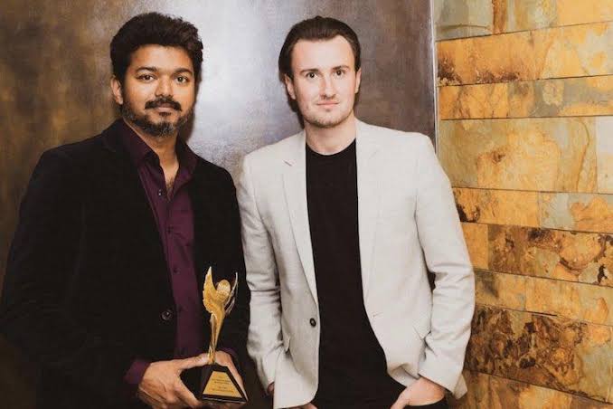 SAMRAJAYAM1's tweet photo. Thalapathy vijay Has won best international actor award for #Mersal
In IARA  Awards...😎

#mersalmovie #mersalsongs #mersalarasan #4YrsOfBlocbusterMersal https://t.co/xcfqn5pWuN