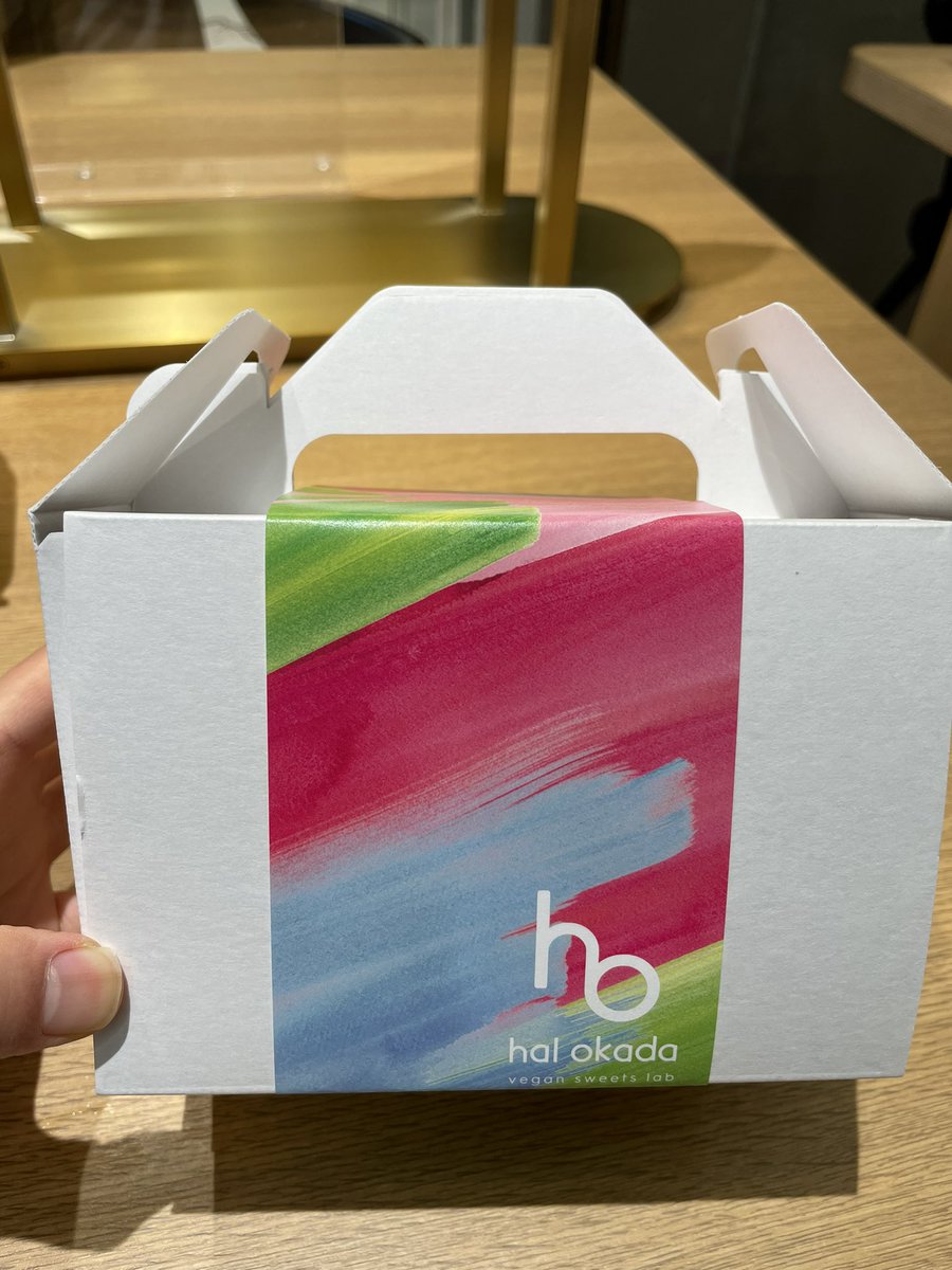 Flat_white_nono's tweet photo. hal okada vegan sweets labさん♪
テイクアウトのみです��。
モンブラン濃厚で美味しい!
個人的には意外と甘みを感じたかも✨
お皿が無いので箱の上で頂きました💦
あと先端少し欠けた。
ごちそうさまでした!
#動物性不使用
#ヴィーガン
#グルテンフリー
#halokada https://t.co/VWf0czMPHS