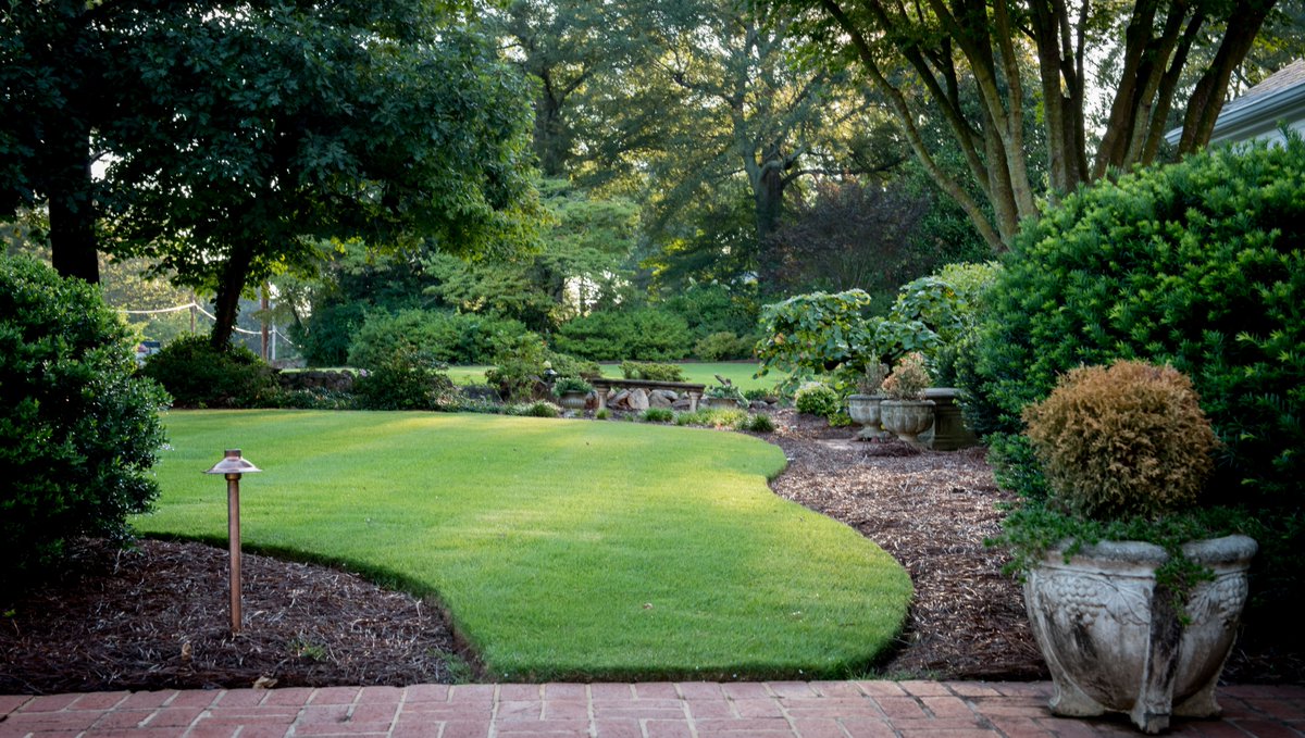 GE_Landscaping's tweet photo. This gorgeous fall weather makes us want to sit back, relax and enjoy a neatly kept yard. Need a hand with your landscaping? 😏 Give us a call at 1-855-7-GOGREAT or visit our website to schedule an appointment! *LINK BELOW*
  
https://t.co/nNciGoWKuX https://t.co/Pe4sYmluhP