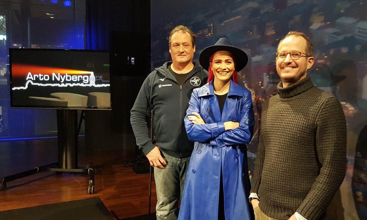LAkimof's tweet photo. @artonyberg suora lähetys klo1845 @YleTV1 : #hyttinro6 Juho Kuosmanen, @sannivirallinen ja Kimmo Kinnunen. https://t.co/EyJuxKox8m