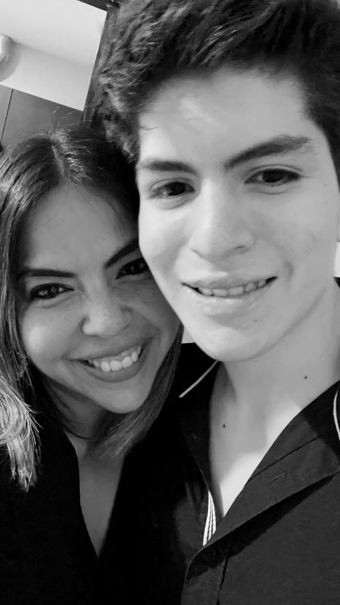 mariajo_jimenez's tweet image. Anoche mi hijo llegó 1 am de su primera fiesta 15 años … por molestar le dije SOPLA y me dijo “ Mami ni mis amigos ni yo hacemos cosas ridículas “ ☺️ Mi papi lo crió bien cuando yo más necesité esa ayuda del rol paterno que nunca tuvo ! En fin, mamá chocha y orgullosa