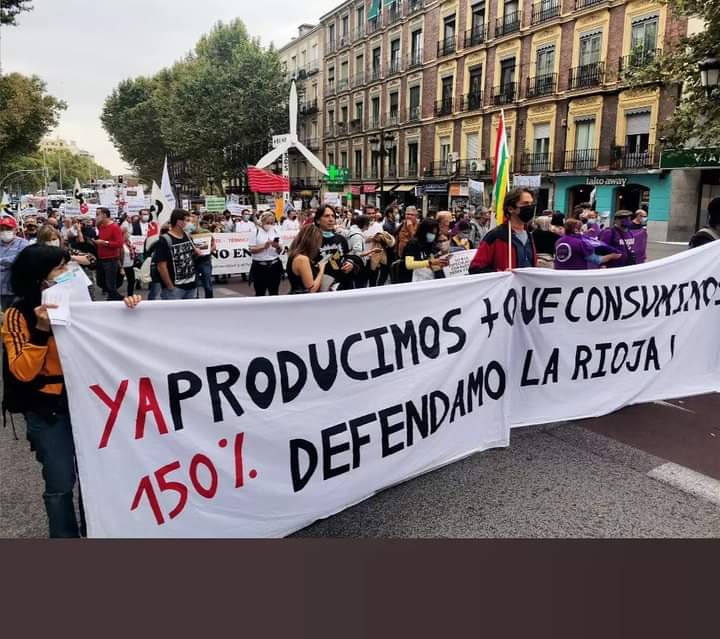 ProgresoRioja's tweet photo. Ayer estuvimos en Madrid defendiendo nuestro territorio, paisaje, patrimonio natural y cultural y nuestro mundo rural! 
Seguimos luchando por una transición energética descentralizada que respete nuestros campos y pueblos.
#RenovablesSíPeroNoAsí https://t.co/zKfVDmOlxP