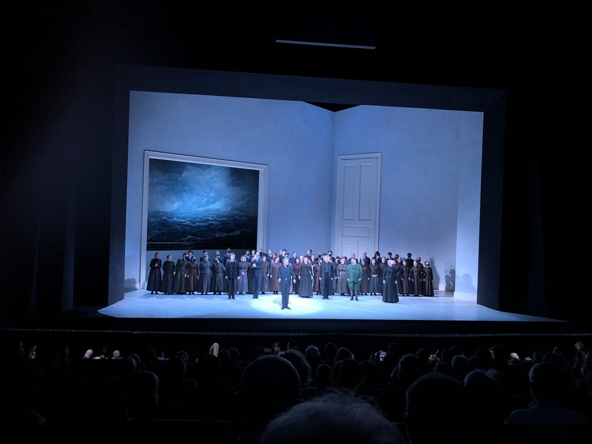 vtguillemin's tweet photo. Ma 1ere production vue à #Bastille (avec Conlon, puis Tate) @operadeparis
#DerFliegendeHolländer sauvé des eaux par le Hollandais, #Konieczny, dont les graves sombres surpassent ceux profonds mais hors style de #Groissböck. #Merbeth a perdu, mais ça reste du bon répertoire 🗺🌊 https://t.co/5ufafISXTx