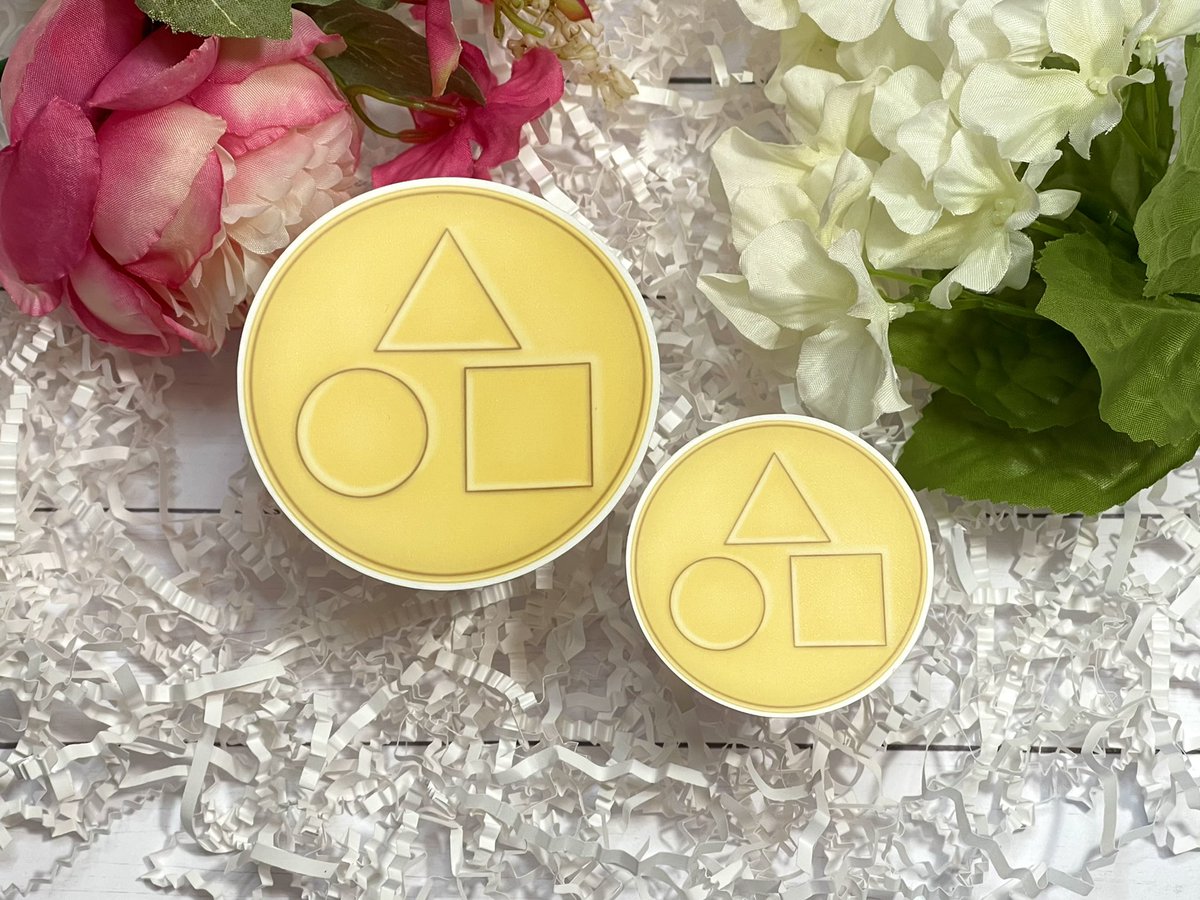 808CraftShop's tweet photo. Our two new stickers are now available in our Etsy Shop! Be sure to check them out! We have two sizes available for you to choose from! 
.
.
#etsy #small #business #shop #new #stickers #greenlight #redlight #girl #doll #dalgona #candy #game #show #laminated #waterproof https://t.co/NEXjmqlU8r
