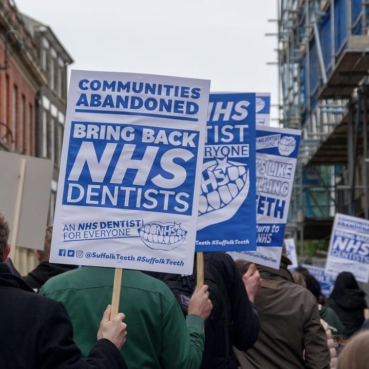 TheBDA's tweet photo. Today we joined with patients to speak with one voice on the need for real change in NHS dentistry. 

Ministers promise reform. 

It will be a test of whether reform means anything if the families that gathered today need to return in the years to come. https://t.co/JA4Sj3qcQQ https://t.co/EcedJ4qllG