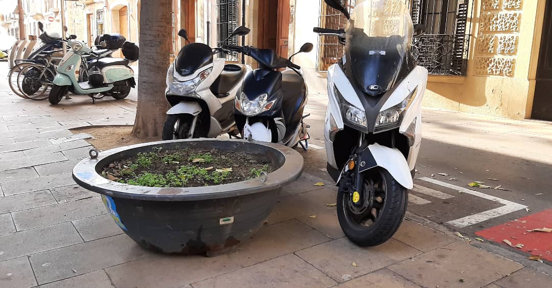 m_deixa's tweet photo. Malgrat tenir una zona habilitada a l'alfalt per aparcar-hi, les motocicletes envaeixen la vorera del carrer Sant Josep de Vilassar de Mar. #VilassarDeMar #DeixamPassarVdM #DeixamPassar #JoNoPucPassar #VoreresLliures #VoreresLliuresVdM https://t.co/SukAHNuvaY