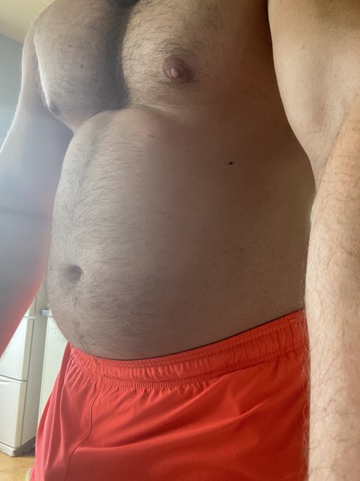 Retweet if you like how big my belly is 😈 https://t.co/yQIgeV9ckE