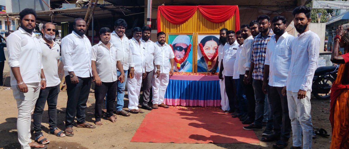 promise_VST's tweet photo. பொதுமக்களுக்கு இனிப்பு வழங்கி இப்பெருநாளை கொண்டாடிய மகிழ்வான தருணம்.,

இந்நிகழ்வில் மாவட்ட, பகுதி, வட்ட கழக நிர்வாகிகள் மற்றும் பல ரத்தத்தின் ரத்தங்கள் பங்குபெற்றனர்.

#AIADMK50thYear 

#ஆஇஅதிமுக #AIADMKITWINGOFL 
#பள்ளிக்கரணை_அதிமுக #VST   #KPKandan #சென்னை_புறநகர்_மாவட்ட_கழகம் https://t.co/AkS9lWezO4