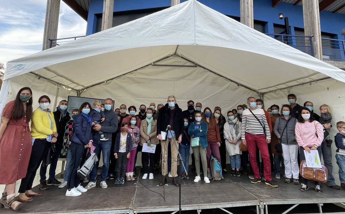 jfvigier's tweet image. À la #fetedelarecup remise des diplômes aux 60 familles de la 3eme édition du #DefiZeroDechet qui ont réduit de plus de 25% tous leurs déchets ! l’action du @siom_vc au quotidien.bravo à eux ! #economiecirculaire #zerodechet @OSexperts