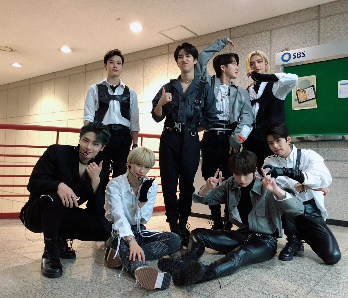 группа stray kids плакаты. команда stray kids. вижуал stray kids. группа stray kids 2019. Stray kids макнэ лайн.