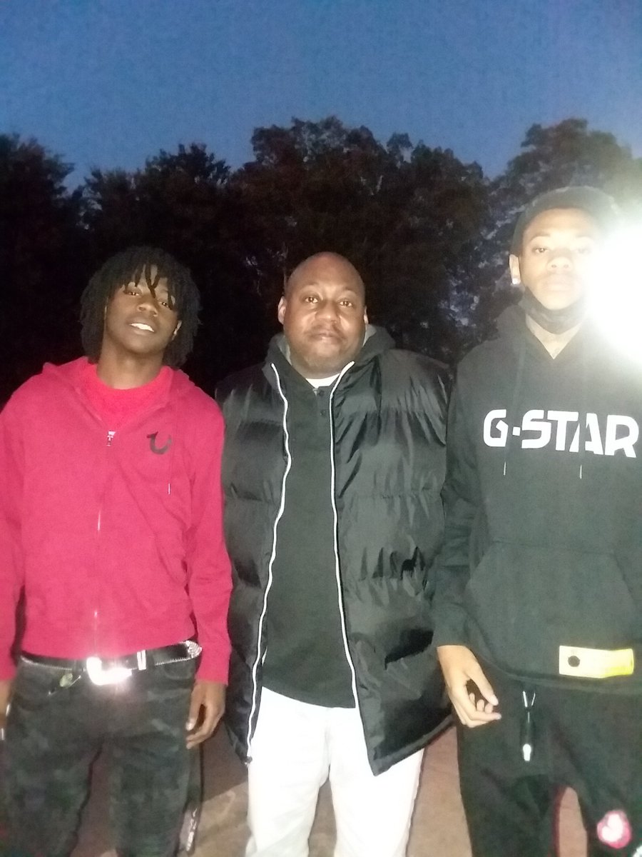 dean_alphonso's tweet photo. Linked up with these Former Newport Arkansas Greyhounds NOW University of Arkansas-Little Rock TROJAN STUDENTS: 2021 Jairus Dean and Omar King!! Keep Hitting The Books Fellas!!
#ArkansasStateFairNight https://t.co/znHxJqEgDo
