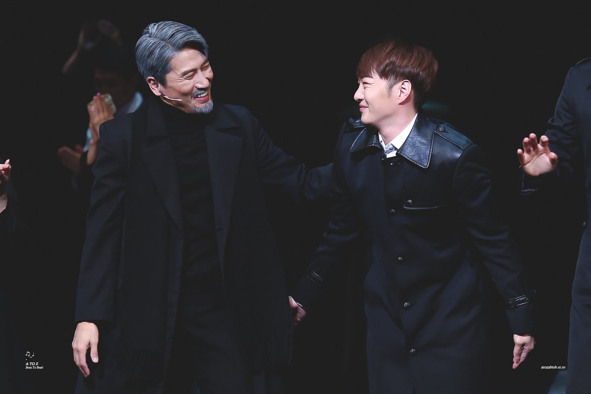 atozXbtob's tweet photo. - 할아버지! 이것 좀 보세요. 아빠가 넥타이 매는 법 알려줬어요!
- 자, 보자. 멋있다!

https://t.co/ve9mPqvd9a
https://t.co/XNXG5wCMaN
https://t.co/zS4uVO4y3r

211017 뮤지컬 다윈 영의 악의 기원 커튼콜
다윈 영 | #비투비 #창섭 #이창섭(@LeeCS_BTOB)
With
러너 영 | #최인형 https://t.co/GnIN56tKJU