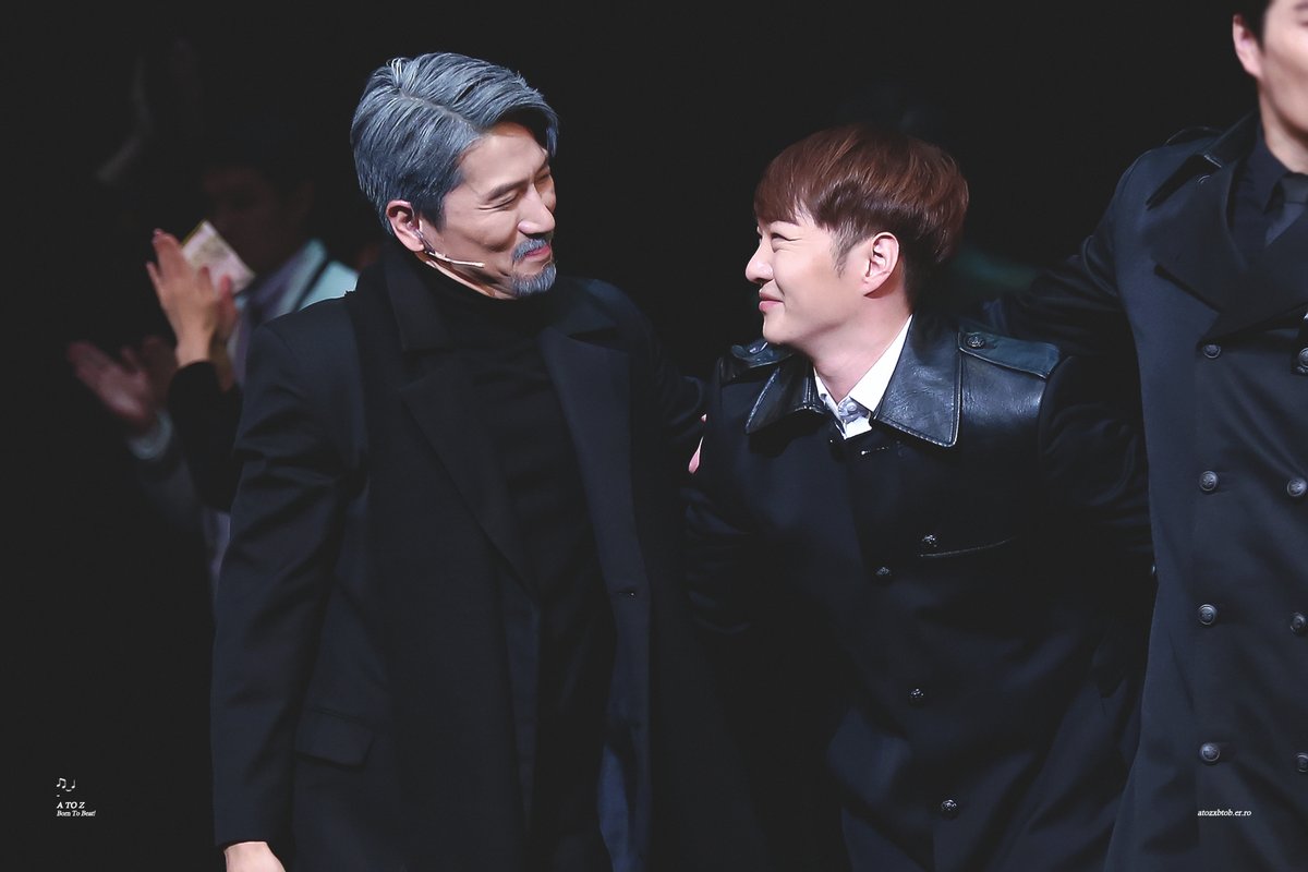 atozXbtob's tweet photo. - 할아버지! 이것 좀 보세요. 아빠가 넥타이 매는 법 알려줬어요!
- 자, 보자. 멋있다!

https://t.co/ve9mPqvd9a
https://t.co/XNXG5wCMaN
https://t.co/zS4uVO4y3r

211017 뮤지컬 다윈 영의 악의 기원 커튼콜
다윈 영 | #비투비 #창섭 #이창섭(@LeeCS_BTOB)
With
러너 영 | #최인형 https://t.co/GnIN56tKJU