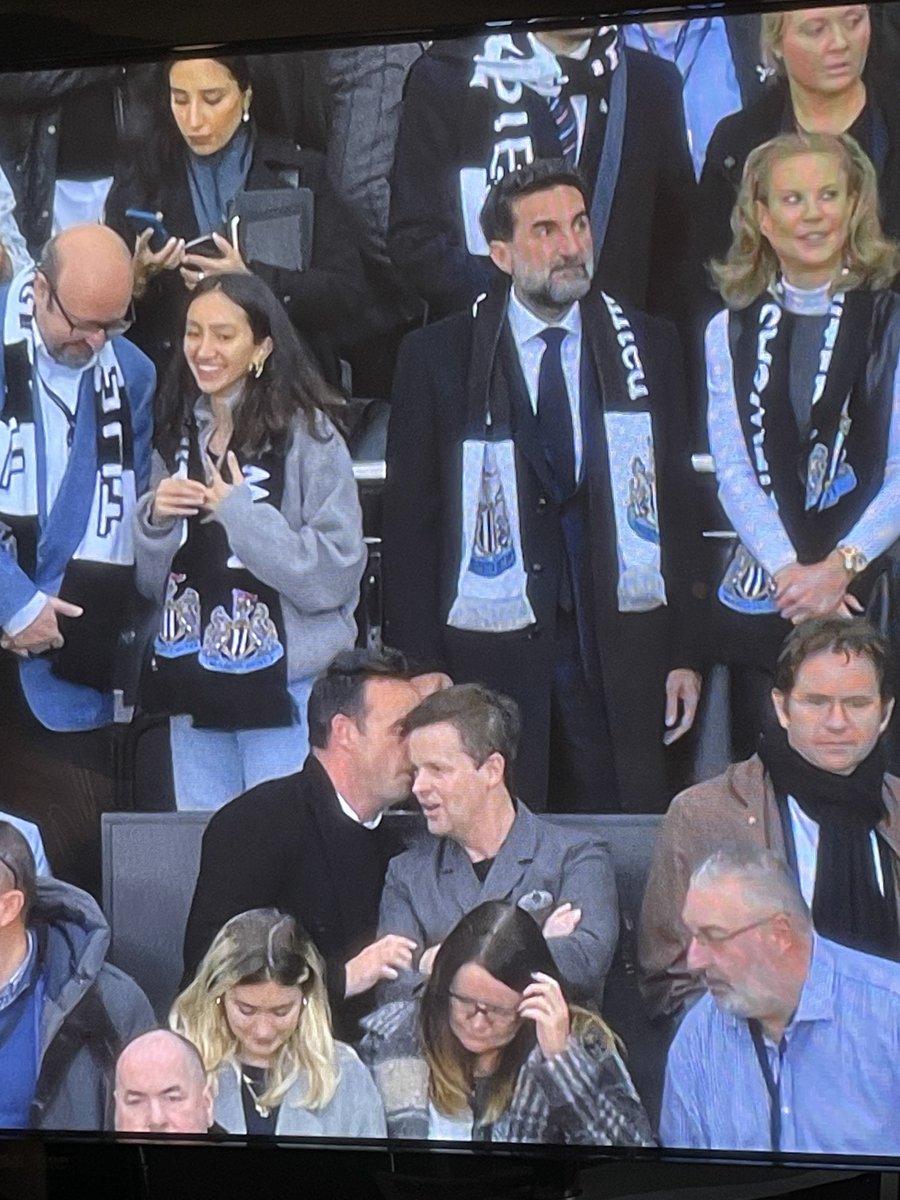 lungelomoss1's tweet photo. Whatever Ant was saying to Dec it worked resulted to an early goal #NEWTH 1-0🤷🏿♀️ https://t.co/g05pgu0742