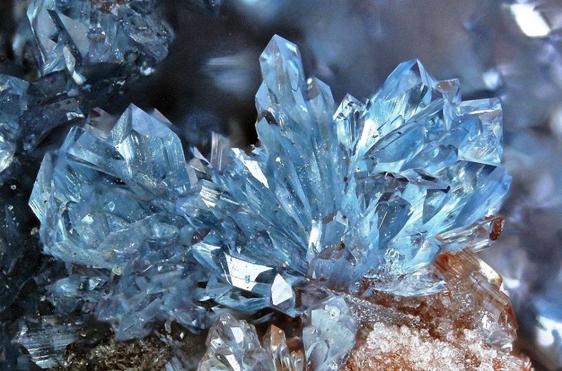Кристаллическая синь. Kristall Minerals с120. Scorodite. Скородит камень. Кристаллы в природе.