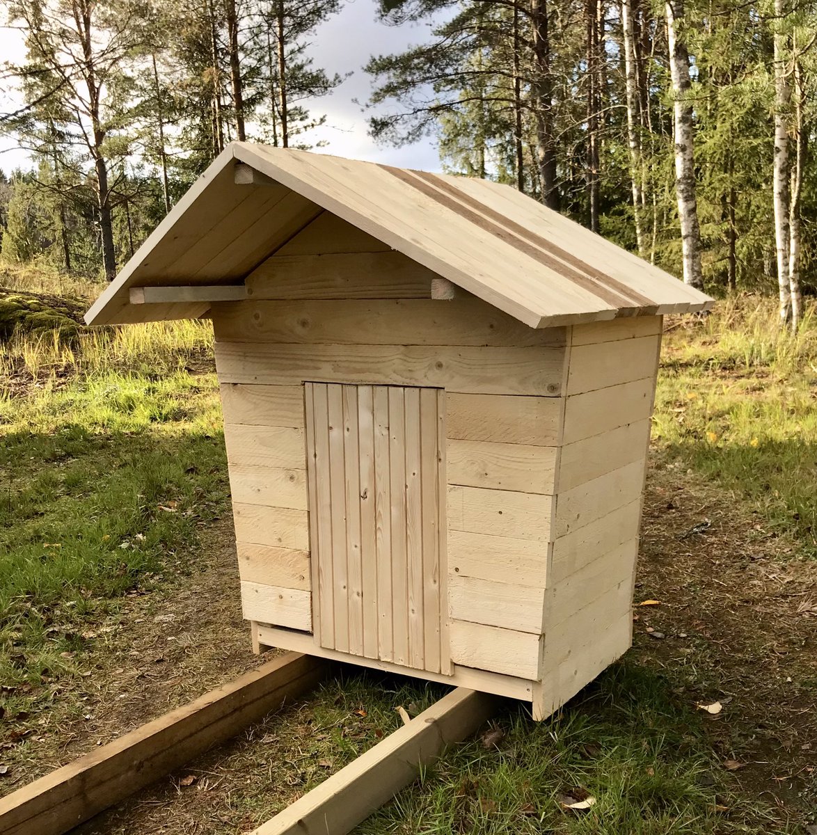 JukkaOksa's tweet photo. Askartelin viikonloppuna pienoismaitolaituria mökin portinpieleen. Mallina virallinen tyyppimalli vuodelta 1951. Jännä yksityiskohta tuo viirin teksti! #oksa #puutyöt #rintsikka #visiturjala https://t.co/rmciI5JTdu