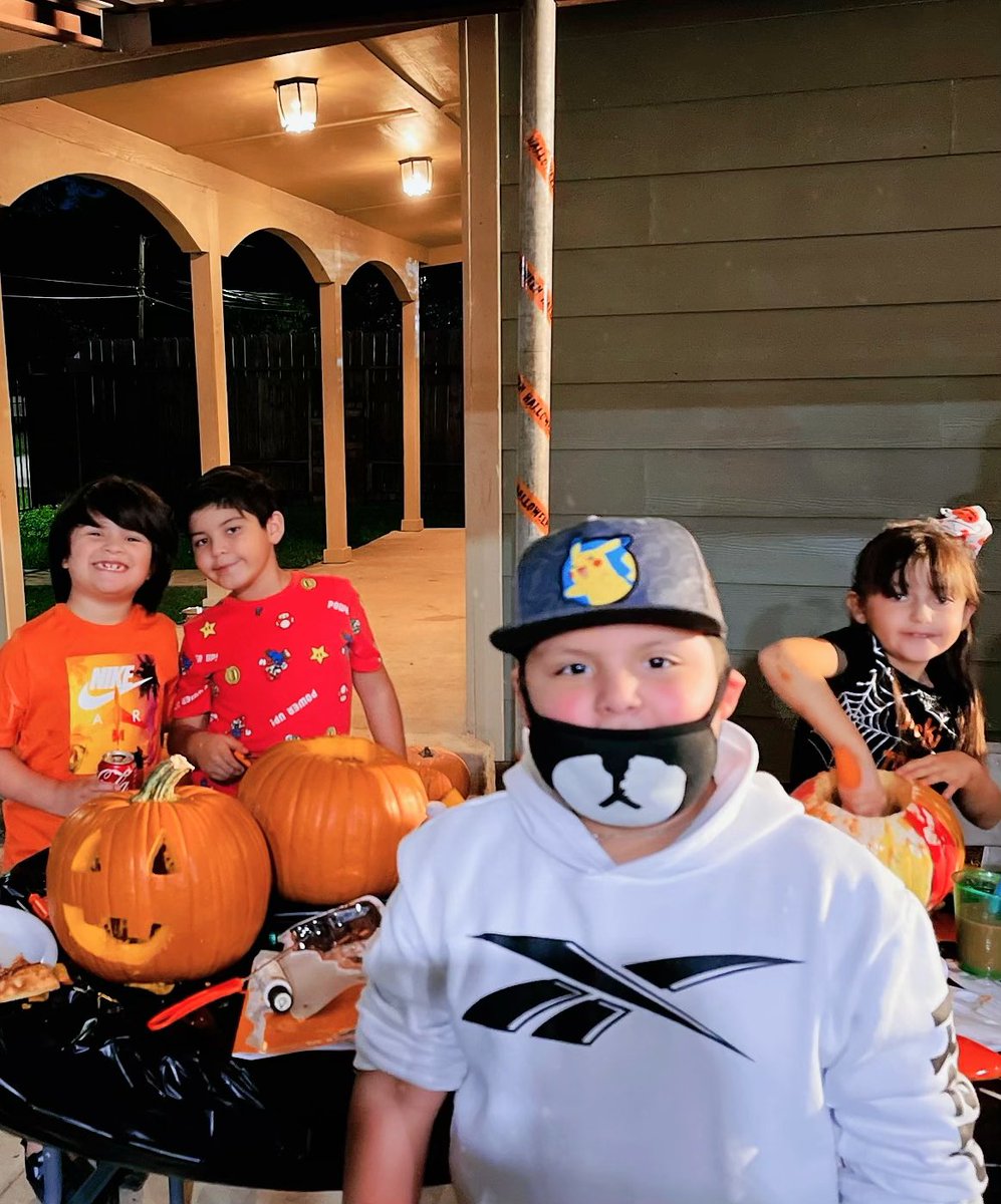RoelnMely's tweet photo. Pumpkin 🎃 carving shenanigans with my bestie and the littles 🖤🧡👻🎃🧙🏻‍♀️🧡🖤 #pumpkincarving2021 #bestfriends https://t.co/OWwZprfv8I