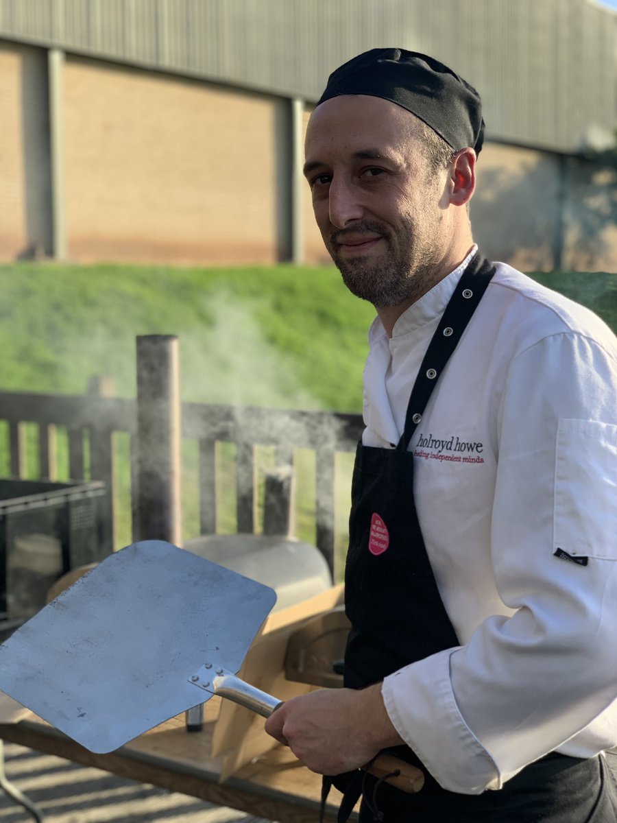 NathanSimms17's tweet image. The year 9 boarders had a fantastic evening creating and cooking fresh pizzas with Chef Jordan at Queen’s. Delicious! @chefJordanHH @Nickhowe64 @HhRgulley @HolroydHowe