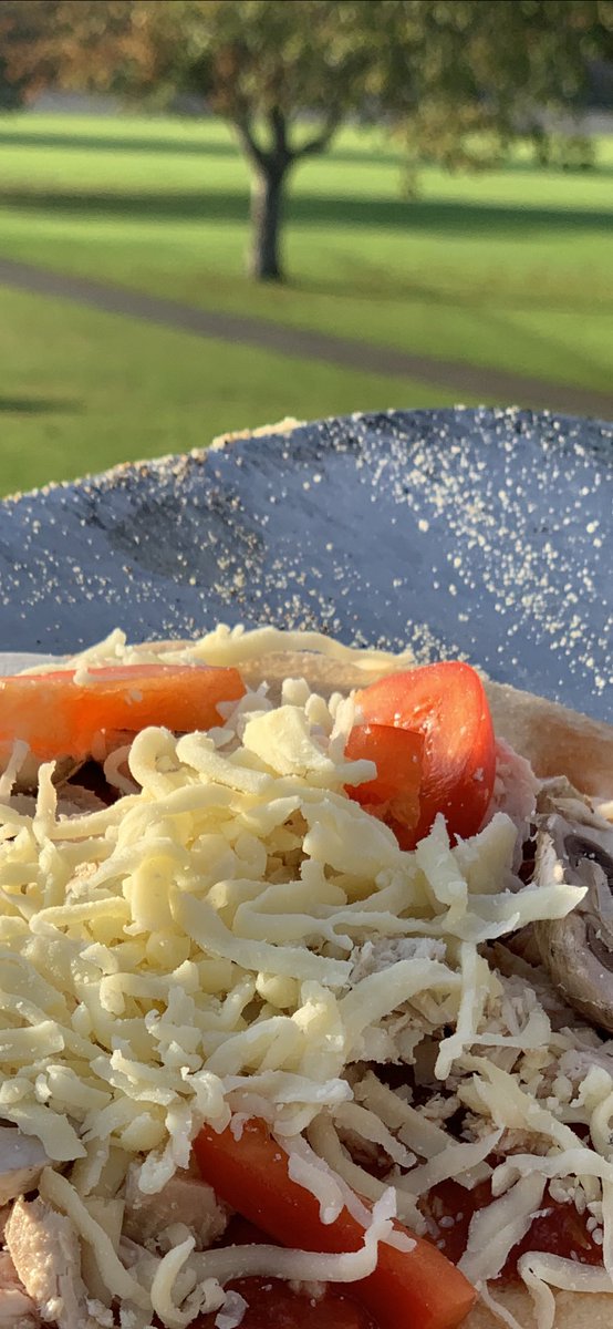 NathanSimms17's tweet image. The year 9 boarders had a fantastic evening creating and cooking fresh pizzas with Chef Jordan at Queen’s. Delicious! @chefJordanHH @Nickhowe64 @HhRgulley @HolroydHowe