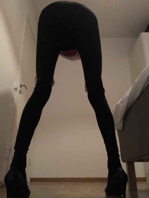2 pic. Wonder if I could pass for a ballerina ?

#femboy #twink #crossdresser #NSFW https://t.co/cvh