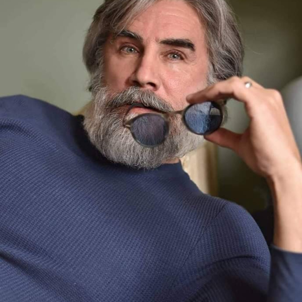 أنا رجل مؤدب جدا
ومن لا يصدقني 
ليسأل الوطن
فرغم سوء الفهم الكبير بيننا
لم أتجاوز حدوده أبداً