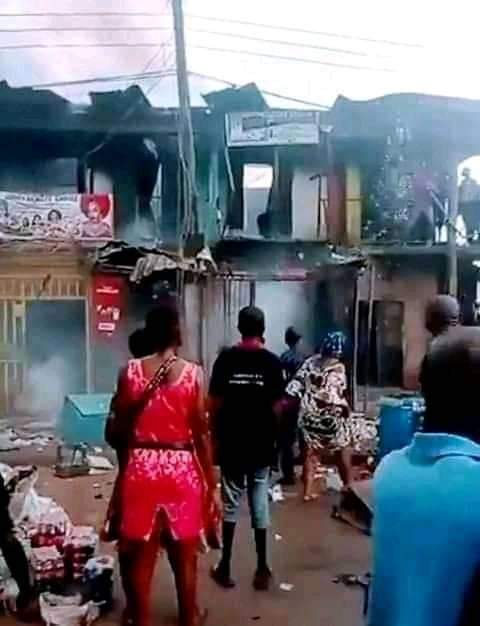 ac_ibe's tweet photo. Where is @AmnestyNigeria @WhiteHouse @EUinNigeria @amnesty This is the ha work of the terrorists on Uniform called @HQNigerianArmy at Nkwogbe on Ihiala.

They are basically killing at will and burning down houses and peoples business places in Biafraland. https://t.co/3LHDfQqdbF
