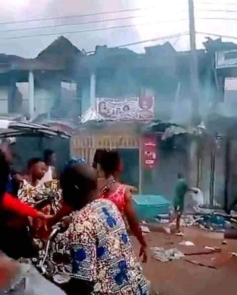 ac_ibe's tweet photo. Where is @AmnestyNigeria @WhiteHouse @EUinNigeria @amnesty This is the ha work of the terrorists on Uniform called @HQNigerianArmy at Nkwogbe on Ihiala.

They are basically killing at will and burning down houses and peoples business places in Biafraland. https://t.co/3LHDfQqdbF