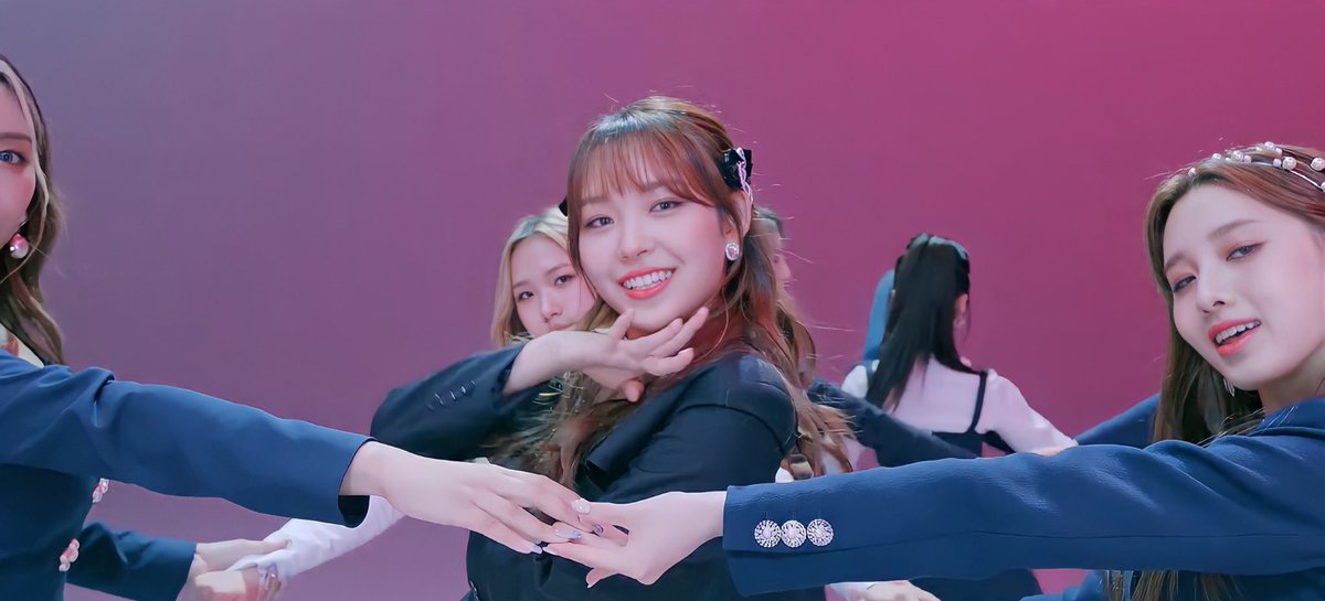 yujeongsource's tweet photo. yujeong in vivace for studio choom ❤️

#LIGHTSUM #라잇썸 #YUJEONG #유정 https://t.co/p8xisaycsi