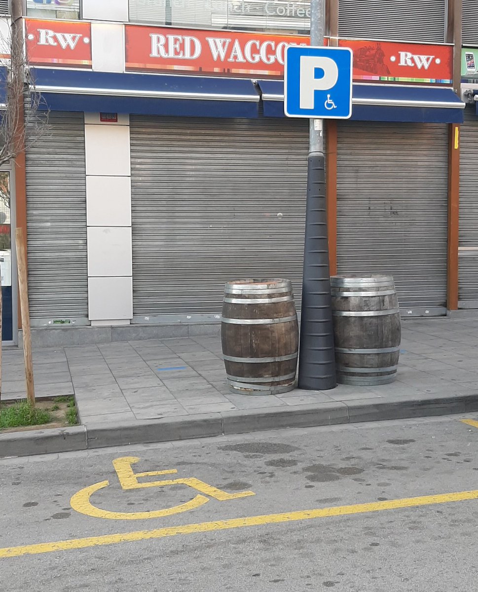 m_deixa's tweet photo. Aquestes botes descansen dia i nit sobre la vorera,  dificultant l'accés a la mateixa de les persones que estacionin el seu vehicle a la plaça d'aparcament reservada.
#VdMinclou
#VilassarDeMar #DeixamPassarVdM #DeixamPassar #JoNoPucPassar #VoreresLliures #VoreresLliuresVdM https://t.co/7CFAQmxrmo