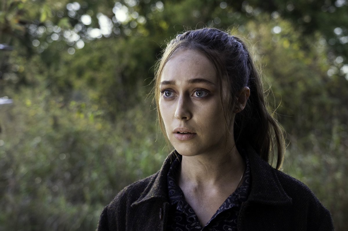 TWalkingDWorld's tweet photo. #FTWDCP “Alicia Clark” played Alycia Debnam-Carey (@DebnamCarey). S1E1-Present. Daughter of Madison. Sister of Nick. Leader of the Franklin Hotel bunker survivors. LAST SEEN: being locked in the Franklin Hotel bunker by Teddy prior to the nuclear warhead detonations. #FearTWD https://t.co/k5U6WBdRYg
