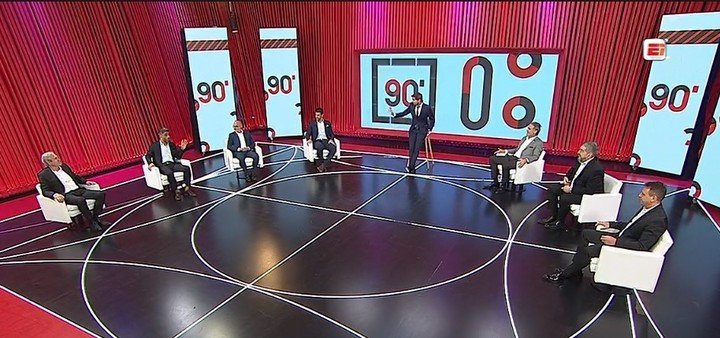 *Reunión familiar*

Mi abuela : ojala no empiecen a hablar de fútbol

Mis tios y yo: