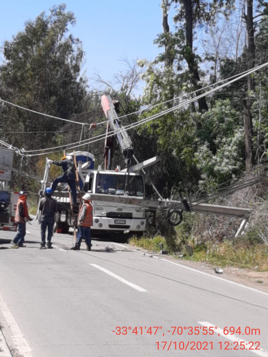 CGE_Clientes's tweet photo. Nuestras brigadas👷🏻‍♂️ trabajan en el reemplazo de dos #PostesChocados en el sector camino San Vicente de Macul, comuna de #Pirque.  Estas labores permitirán la reposición del suministro eléctrico ⚡. https://t.co/HuoGZnqigM