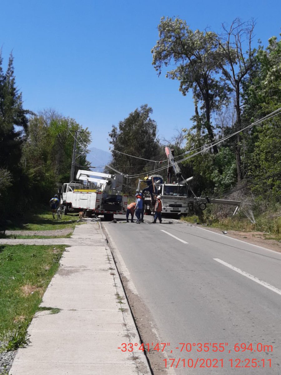 CGE_Clientes's tweet photo. Nuestras brigadas👷🏻‍♂️ trabajan en el reemplazo de dos #PostesChocados en el sector camino San Vicente de Macul, comuna de #Pirque.  Estas labores permitirán la reposición del suministro eléctrico ⚡. https://t.co/HuoGZnqigM