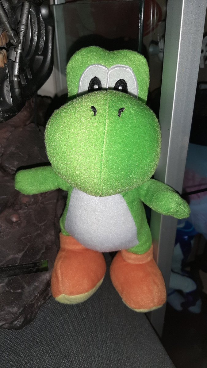 Gio_Hazard's tweet photo. Mes 2 seuls jeux achetés en #videgrenier (3€ pour les 2) et le #Yoshi cadeau de ma chérie 😊#Ps2 #PsTwo #Playstation2 https://t.co/EHPOFQNYCL