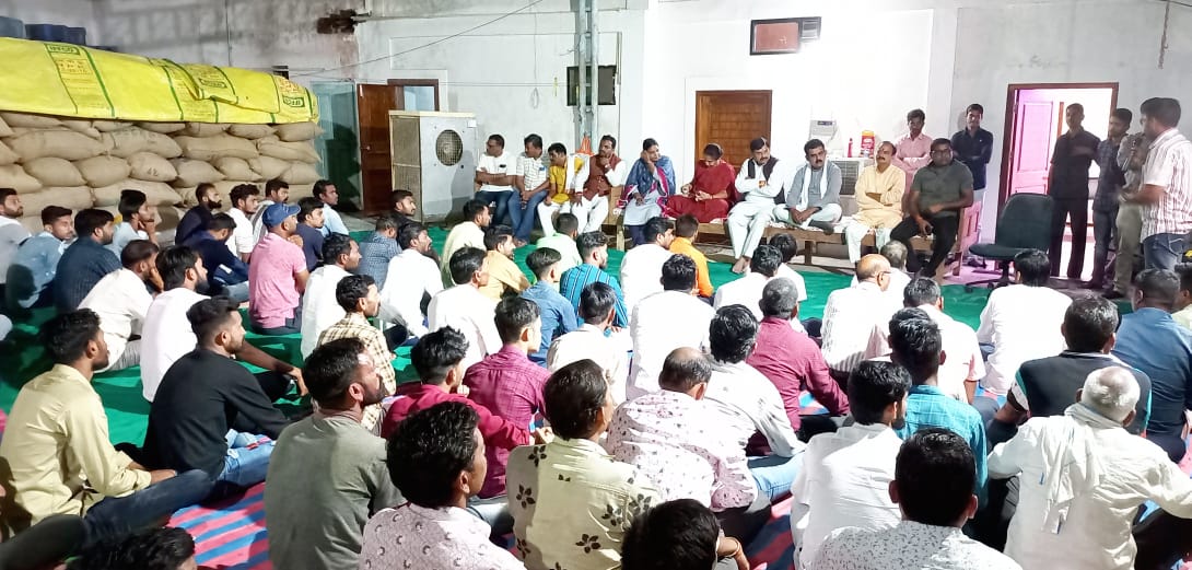 iShankarLalwani's tweet photo. खंडवा लोकसभा उपचुनाव में पंधाना विधानसभा के ग्राम गांधवा में बैठक ली और नहर समेत कई विषयों पर चर्चा की।

 इस बैठक में भाजपा संगठन एवं मध्यप्रदेश सरकार के वरिष्ठजन उपस्थित थे। https://t.co/cKhYrvS7yD