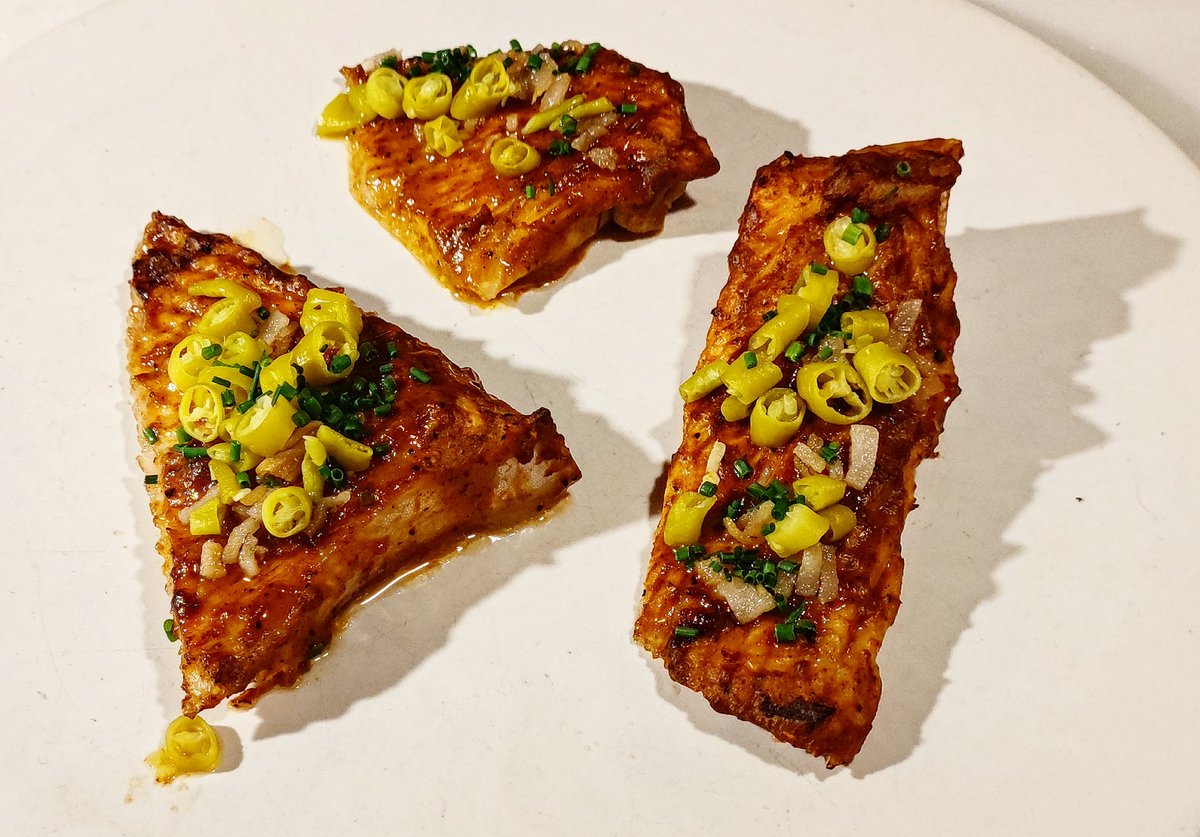 lmgastronomia's tweet photo. Borraja, cigalitas rebozadas, menier de ajos fermentados

#aperitivo

Faba fresca, anguila ahumada en casa, hoja de ostra

Raya adobada, sofrito de ibéricos y piparra de Ibarra

#Fismuler
#NinoRedruello #PatxiZumárraga https://t.co/8qMUr030I5