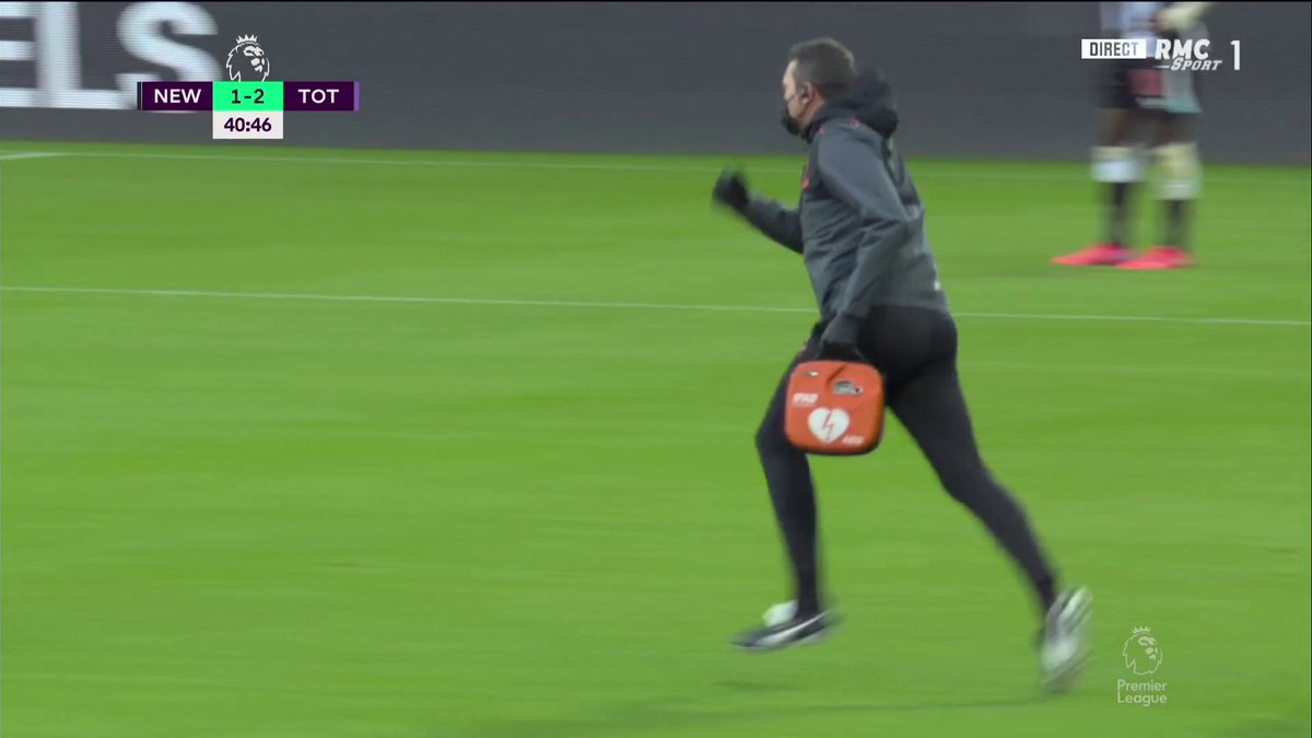 RMCsport's tweet photo. ⏳ Stupeur et inquiétude à St James Park. Un incident en tribunes. Le match est interrompu. Un soigneur de Tottenham est parti en courant en direction de la tribune avec un défibrillateur à la main. Les deux équipes sont renvoyées au vestiaire. #PLRMC https://t.co/FOP8X3GiQD