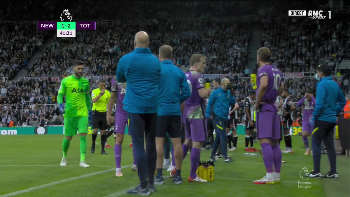RMCsport's tweet photo. ⏳ Stupeur et inquiétude à St James Park. Un incident en tribunes. Le match est interrompu. Un soigneur de Tottenham est parti en courant en direction de la tribune avec un défibrillateur à la main. Les deux équipes sont renvoyées au vestiaire. #PLRMC https://t.co/FOP8X3GiQD