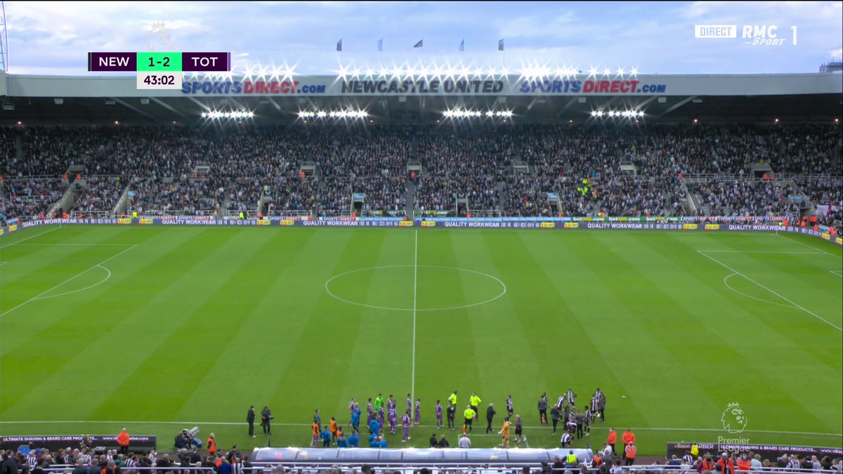 RMCsport's tweet photo. ⏳ Stupeur et inquiétude à St James Park. Un incident en tribunes. Le match est interrompu. Un soigneur de Tottenham est parti en courant en direction de la tribune avec un défibrillateur à la main. Les deux équipes sont renvoyées au vestiaire. #PLRMC https://t.co/FOP8X3GiQD