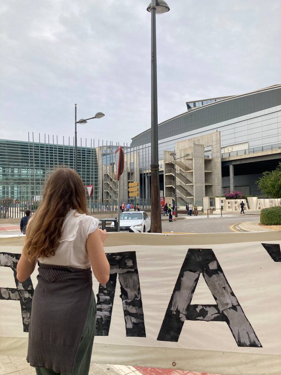 Aquest matí al Congrés del PSOE per deixar clar el nostre NO a l'ampliació del Port!

Personetes del <a href="/PSOE/">PSOE</a>, tanta declaració d'emergència climàtica per a després ampliar el port? 🤡🤡

Les vostres polítiques ambientals més que 🌹, són 🥀