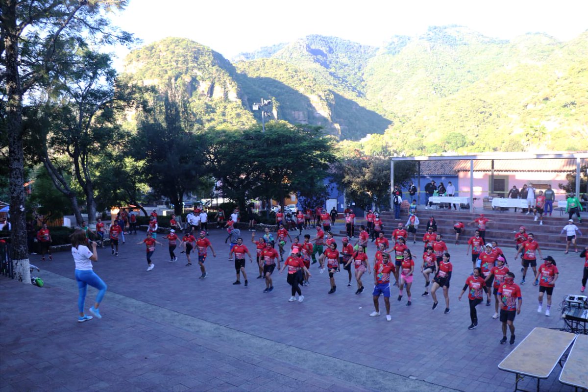 IDEM_Edomex's tweet photo. Enmarcado en el paisaje natural y tradicional que ofrece el Pueblo Mágico de Malinalco, se desarrolló la Carrera Atlética de 5 y 10 km, en la que participaron corredoras y corredores de todas las edades. https://t.co/r3BaKcfGYC