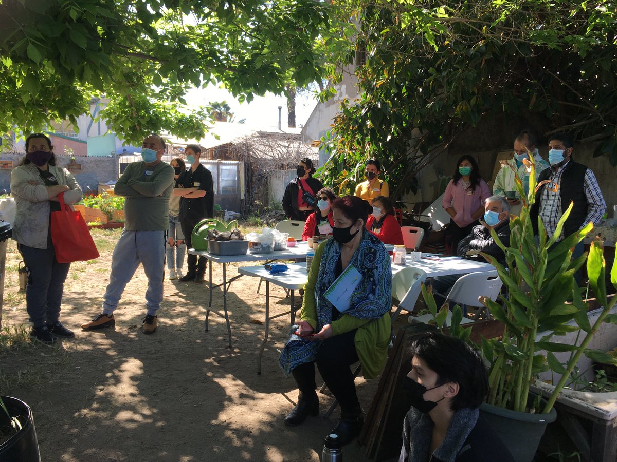 EcoHuertaBella's tweet photo. Primer Taller Presencial del ciclo "Cultiva donde sea posible" dictado por Rosa Herrera en nuestra Huerta. El tema fue Tierra cultivable y reproducción de especies: semillas y almácigos #EligeVivirSano #HuertasComunitarias #HuertasUrbanas https://t.co/v0QkOBogLf