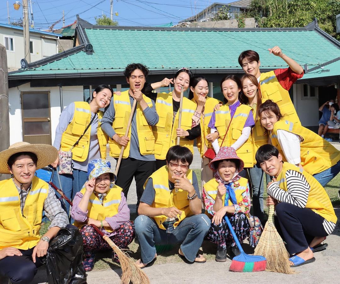 yoonhyedin's tweet photo. Terima kasih kepada seluruh pemeran, penulis, produser dan staff Hometown Cha Cha Cha. Terima kasih atas dedikasi dan kerja keras kalian. Terima kasih telah membuat drama seapik ini sekeren ini dan setidakterlupakan ini. Sampai jumpa di projek selanjutnya🧡
#HometownChaChaChaEp16 https://t.co/Lmjoyy2sOz