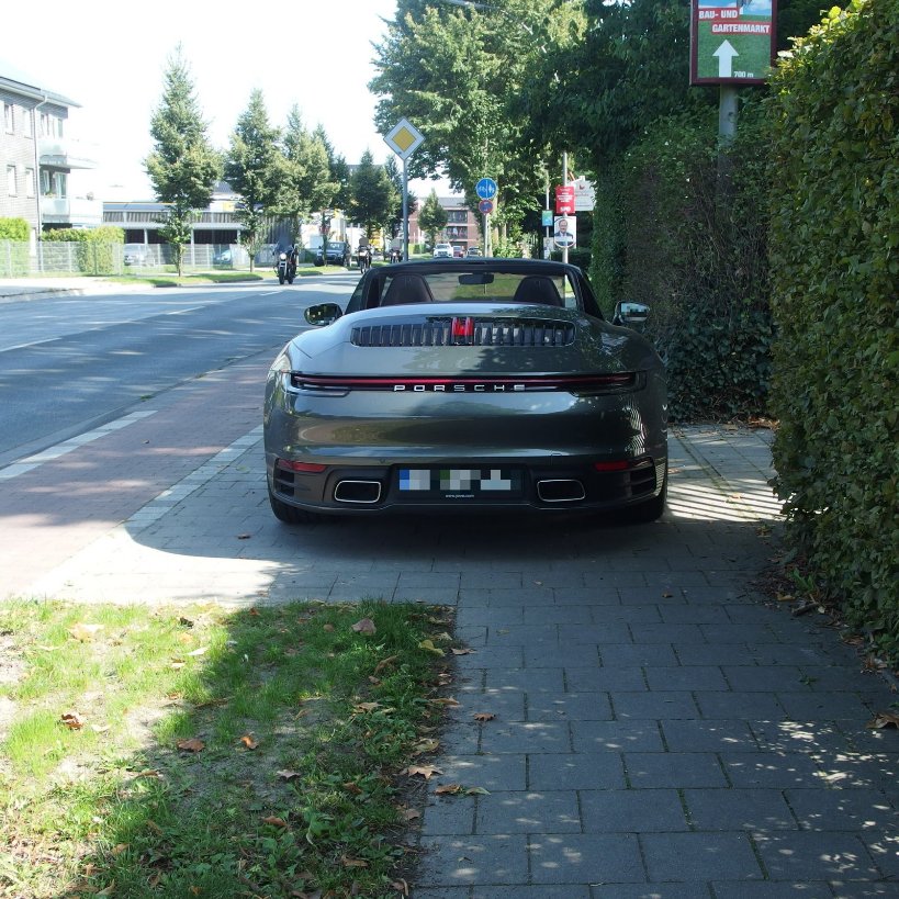 I_d_Radfahrer's tweet image. #Roxel, wo der Gehweg vor dem Grundstück wie selbstverständlich als Parkplatz entwertet wird.
Vorort-#münsterness.
#RunterVomGehweg