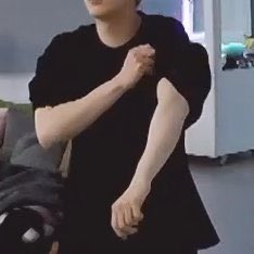 legsofyoongi's tweet photo. buff yoongi, that’s it. that’s the whole thread https://t.co/iDhCsw80kb
