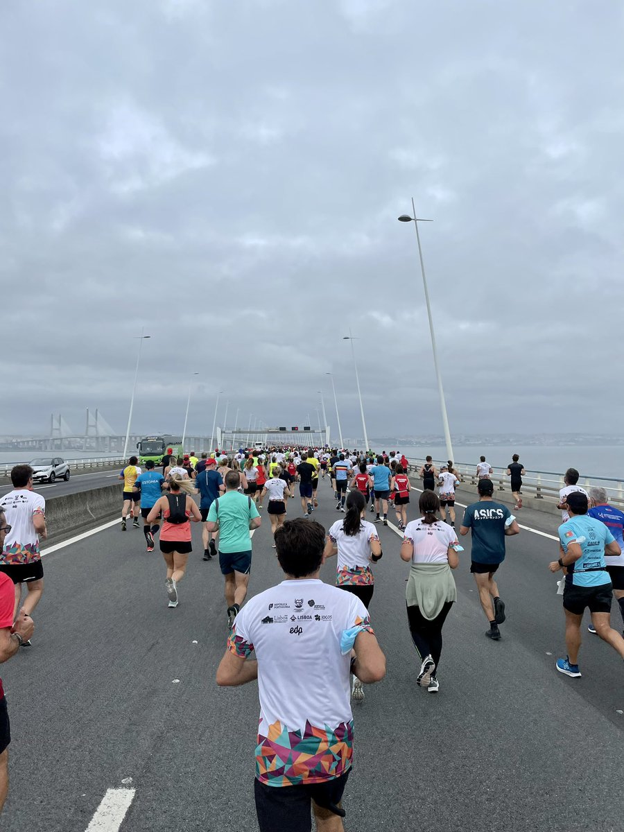 lukizzl's tweet photo. Die #TwitterLaufGruppe grüßt heute aus Lissabon 🏃🏻‍♀️🏃🏾🏃🏼‍♀️🏃🏼🏃🏿‍♀️🏃🏻 #LisbonHalfMarathon

Schöner Lauf heute über die Ponte Vasco da Gama am Tejo entlang bis Praça do Comércio mit @MirrelKleen @sgfroerer &amp; @SophiaRoediger und großartigem Jubel-Support-Team an der Strecke 1/2 https://t.co/e71md9lIuA